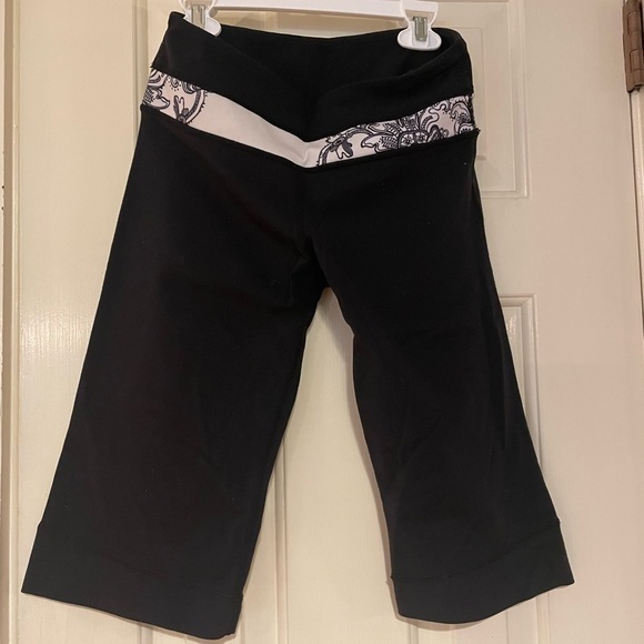 LULULEMON Crop Capri Pants Groove Paisley Print Waistband Black Size 4 - Picture 1 of 6